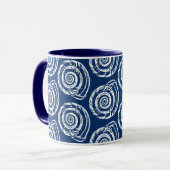Spiral Seashell Block Print, Cobalt Blue und White Tasse (Vorderseite Links)