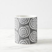 Spiral Seashell Block Print, grau und weiß Kaffeetasse (Mittel)