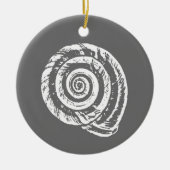 Spiral Seashell Block Print, grau und weiß Keramik Ornament (Vorne)