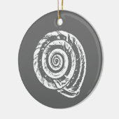 Spiral Seashell Block Print, grau und weiß Keramik Ornament (Links)