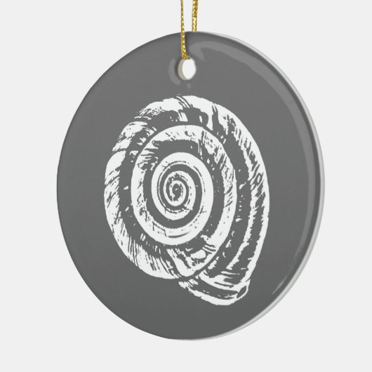 Spiral Seashell Block Print, grau und weiß Keramik Ornament (Links)
