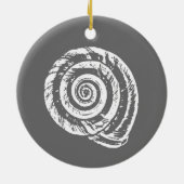 Spiral Seashell Block Print, grau und weiß Keramik Ornament (Hinten)