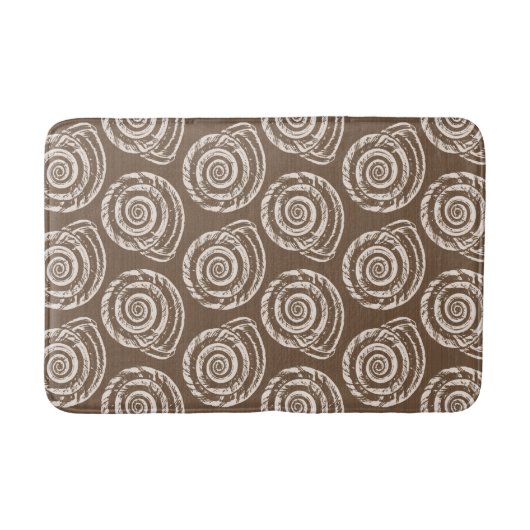 Spiral Seashell Block Print, Taupe Tan und Creme Badematte (Vorderseite)