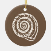 Spiral Seashell Block Print, Taupe Tan und Creme Keramik Ornament (Vorne)