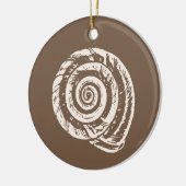 Spiral Seashell Block Print, Taupe Tan und Creme Keramik Ornament (Links)