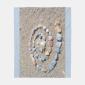 Spiral Stone Beach Art Fleecedecke (Vorderseite)