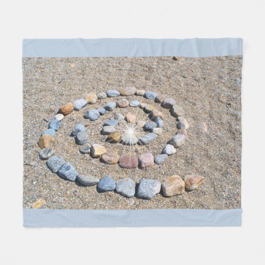 Spiral Stone Beach Art Fleecedecke (Vorderseite (Horizontal))
