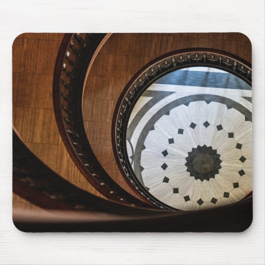 Spirale Holztreppe Abstraktes Poster Mousepad (Vorne)