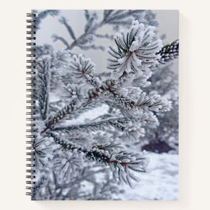 Spiralheft mit Weihnachtsbaum unter Schnee Notizblock