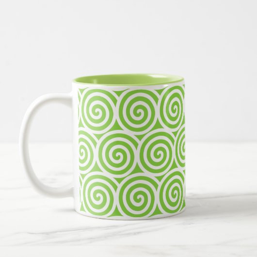 Spiralkreise drehen auf Grün und Weiß Zweifarbige Tasse (Links)