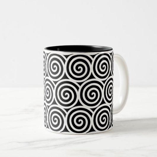 Spiralkreise wirbeln auf Schwarz und Weiß Zweifarbige Tasse (VorderseiteRechts)
