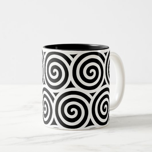 Spiralkreise wirbeln auf Schwarz und Weiß Zweifarbige Tasse (VorderseiteRechts)