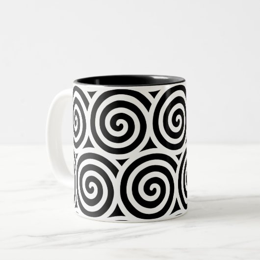 Spiralkreise wirbeln auf Schwarz und Weiß Zweifarbige Tasse (Vorderseite Links)