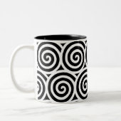 Spiralkreise wirbeln auf Schwarz und Weiß Zweifarbige Tasse (Links)