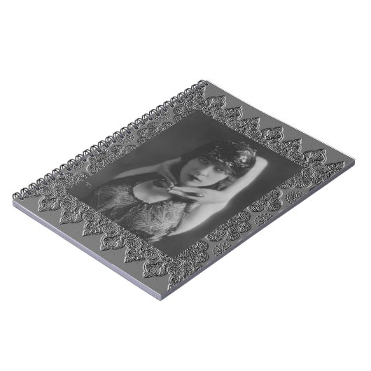 Spiralnotebook mit Vintager Tänzerin Kyra Notizblock (Linke Seite)