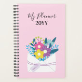 Spiralplaner mit Blume auf rosa Hintergrund Planer (Vorderseite)