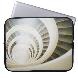 Spiralschwarz-weiße Treppe Laptopschutzhülle