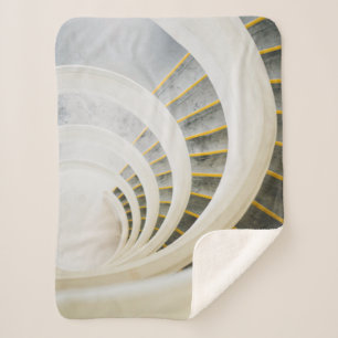 Spiralschwarz-weiße Treppe Sherpadecke