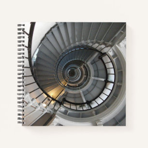 Spiraltreppe des Leuchtturms von unten aus gesehen Notizblock