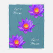 Spirit Driven Lotus Blume auf Bluish Aquamarin Fleecedecke (Vorderseite)