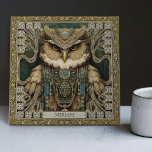 Spirit Guardian Owl: Personalisierte Stammestümpfe Fliese<br><div class="desc">Erleben Sie die verzauberte Mystik unseres Spirit Guardian Owl Keramik Fliesen. Diese orangefarbene Eule, die eine Touch Altarbildeschön in die Dekoration einbringen soll, verkörpert die Weisheit und den Schutz, die ein geliebter Mensch, Familienmitglied oder Freund in Ihrem Leben bietet. Unsere Eule trägt Stammesjuwelen, die in vielen alten Kulturen symbolisch für...</div>
