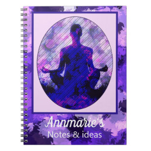 Spirituelle Lila Sitting Yoga Pose Notizblock