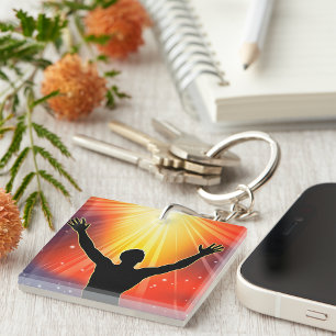 Spirituelle Silhouette eines Mannes mit erhobenen  Schlüsselanhänger