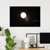 Spirituosen an einer mondbeleuchteten Nacht Poster (Heimbüro)