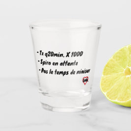 Spiro wartet schnapsglas