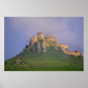 Spissky hrad in Nebel, Slowakei Poster