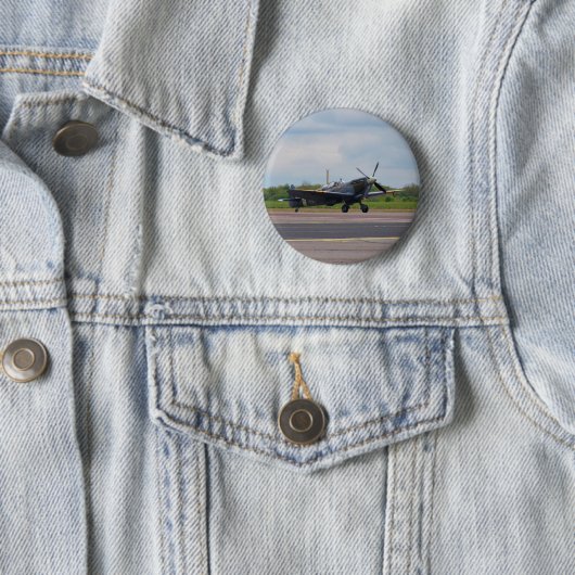 Spitfire auf der Rollbahn Button (Beispiel)