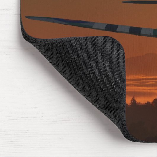 Spitfire fliegt in den Sonnenaufgang Mousepad (Ecke)