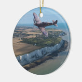 Spitfire über der englischen Küste Keramik Ornament (Links)