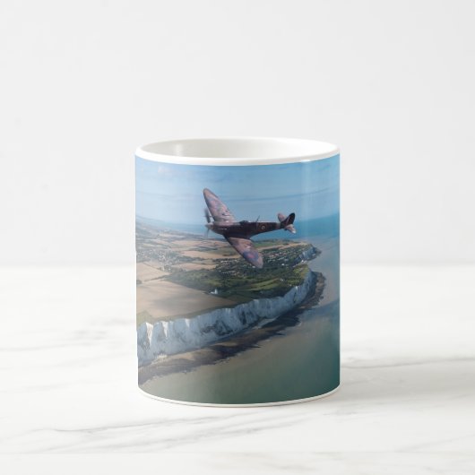 Spitfire über England Kaffeetasse (Mittel)