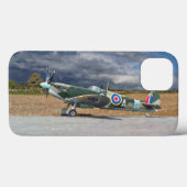 Spitfire unter Sturmwolken Case-Mate iPhone Hülle (Rückseite (Horizontal))