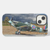 Spitfire unter Sturmwolken iPhone Hülle (Rückseite (Horizontal))