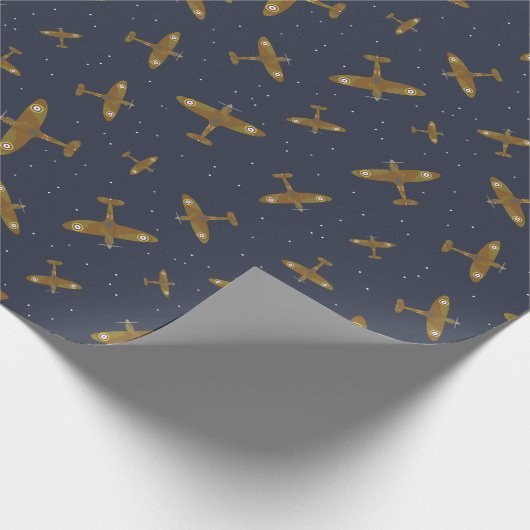 Spitfire War Flugzeug auf Navy Blue Pattern Geschenkpapier (Ecke)