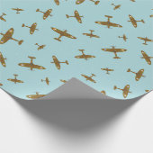 Spitfire War Flugzeug Muster auf Pastellblau Geschenkpapier (Ecke)