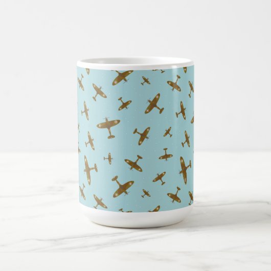 Spitfire War Flugzeug Muster auf Pastellblau Kaffeetasse (Mittel)