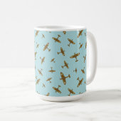 Spitfire War Flugzeug Muster auf Pastellblau Kaffeetasse (VorderseiteRechts)