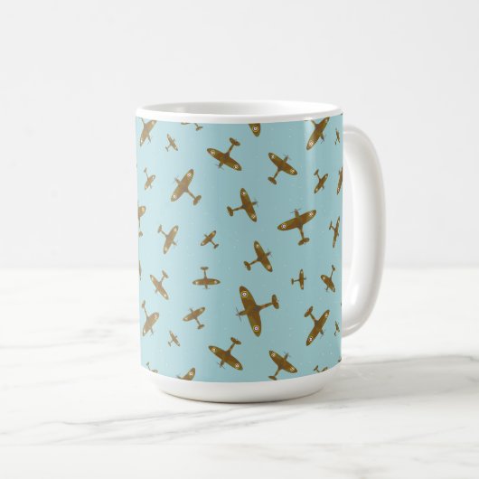 Spitfire War Flugzeug Muster auf Pastellblau Kaffeetasse (VorderseiteRechts)