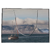 Spitsbergen Svalbard Sailboat Große Geschenktüte (Rückseite)