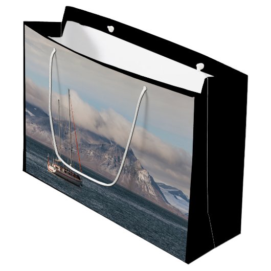 Spitsbergen Svalbard Sailboat Große Geschenktüte (Vorderseite Schrägansicht)