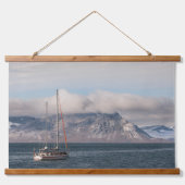 Spitsbergen Svalbard Sailboat Wandteppich Mit Holzrahmen (Vorne)
