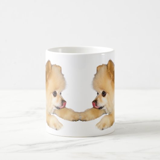 Spitz-Hund, der heraus Zunge haftet Kaffeetasse (Mittel)