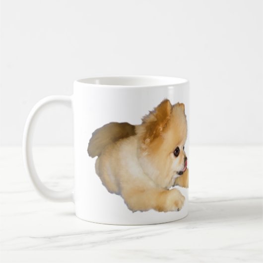 Spitz-Hund, der heraus Zunge haftet Kaffeetasse (Links)