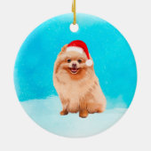 Spitz Hund sitzend im Schnee Weihnachtshut Keramik Ornament (Hinten)