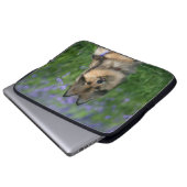 Spitz im Gras Laptopschutzhülle (Vorne Knopf)