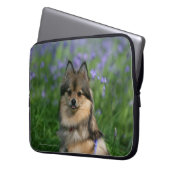 Spitz im Gras Laptopschutzhülle (Vorderseite Links)