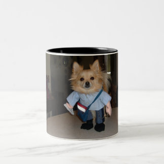 Spitz im Mailmankostüm Zweifarbige Tasse